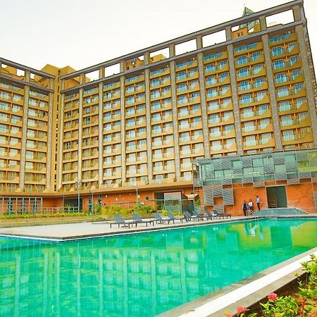 Hotel The Weekend Address Surat Exterior foto