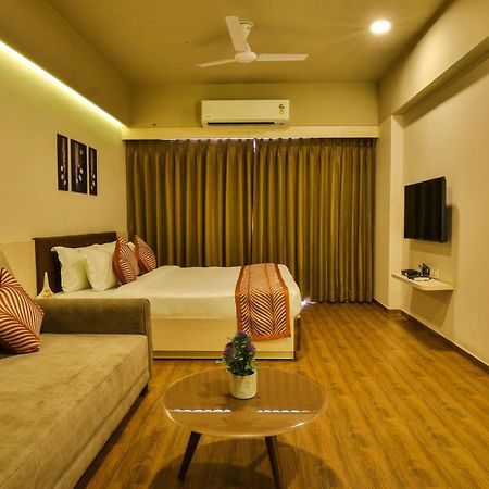 Hotel The Weekend Address Surat Exterior foto