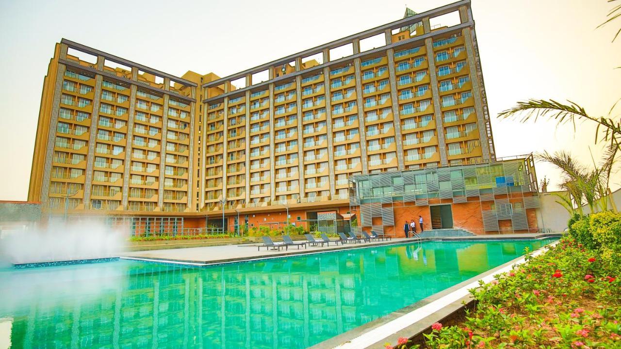 Hotel The Weekend Address Surat Exterior foto