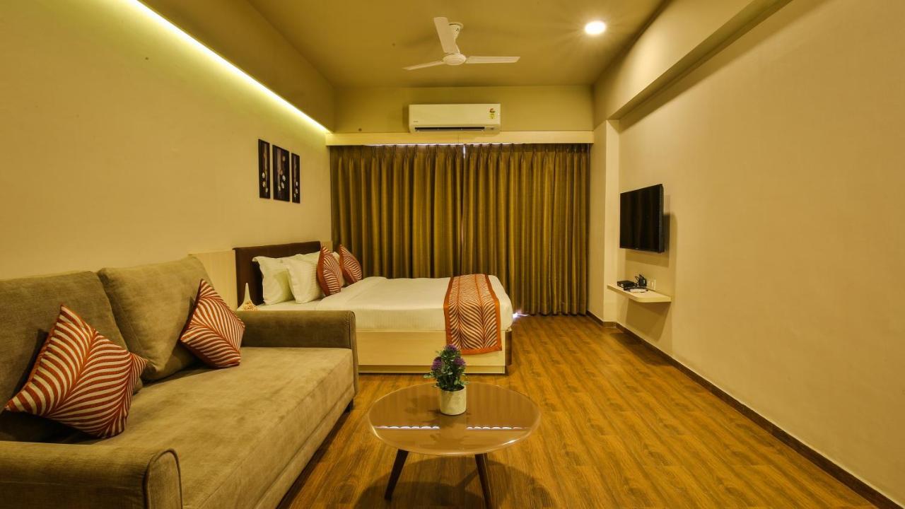 Hotel The Weekend Address Surat Exterior foto
