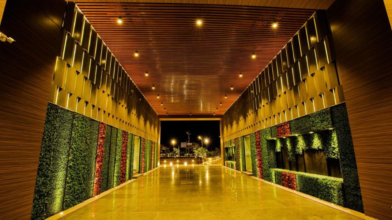 Hotel The Weekend Address Surat Exterior foto