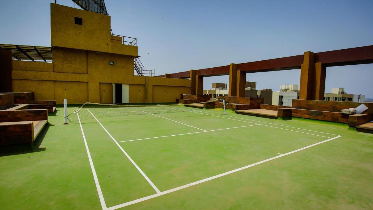 Hotel The Weekend Address Surat Exterior foto