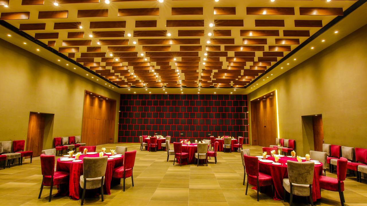 Hotel The Weekend Address Surat Exterior foto