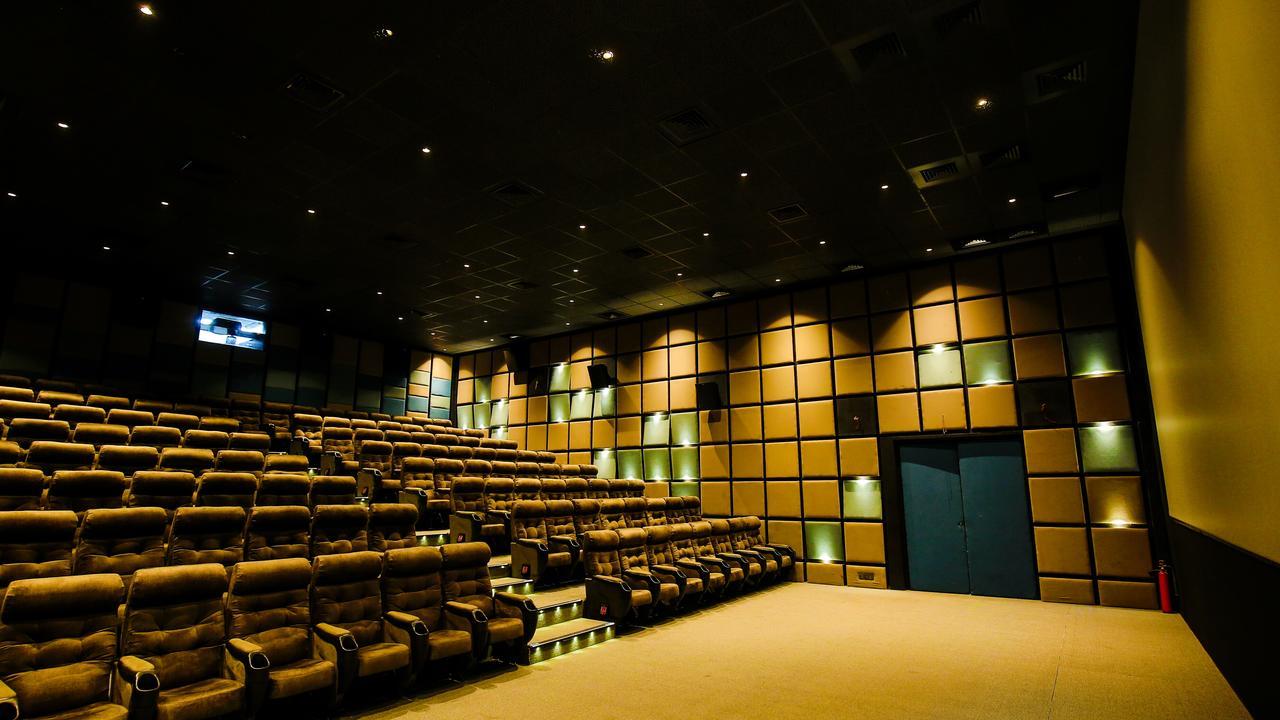 Hotel The Weekend Address Surat Exterior foto