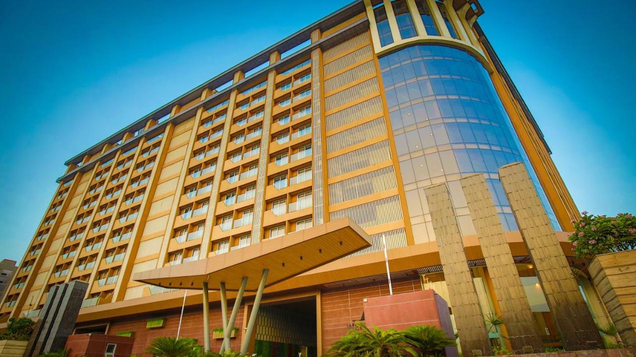 Hotel The Weekend Address Surat Exterior foto