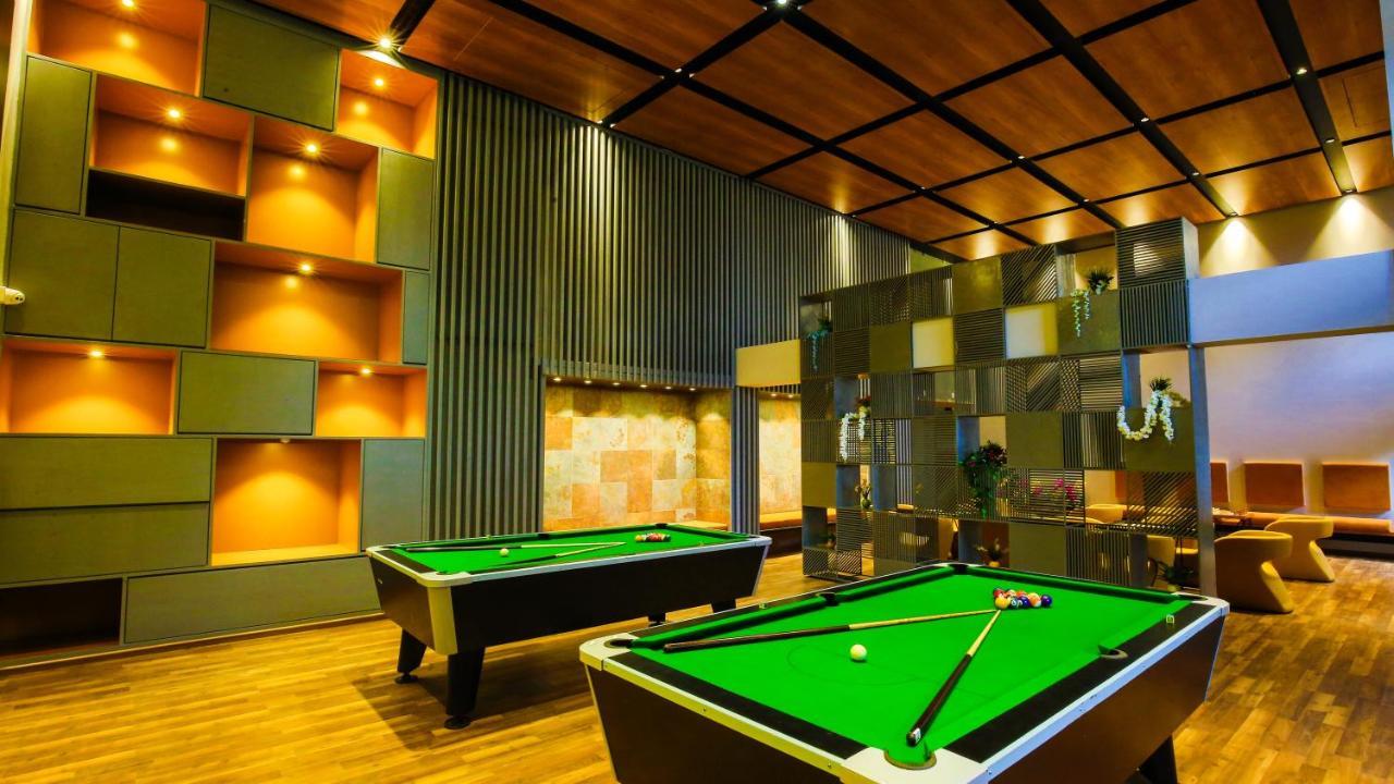 Hotel The Weekend Address Surat Exterior foto