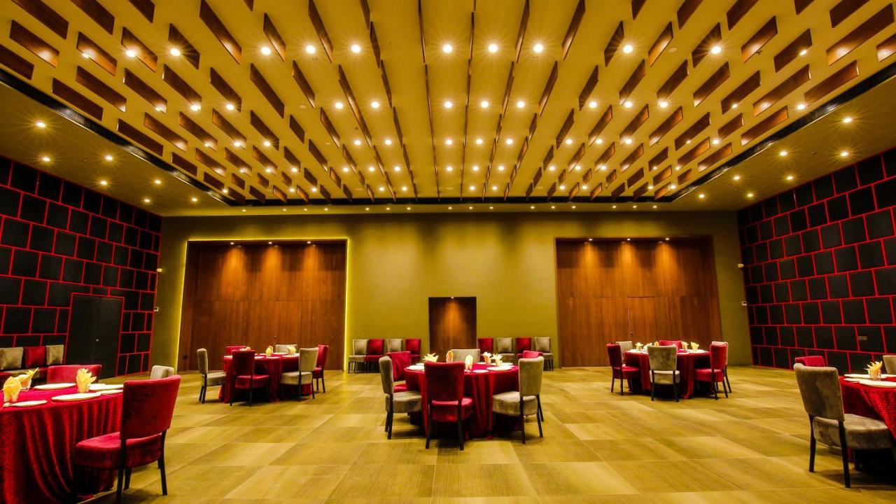 Hotel The Weekend Address Surat Exterior foto