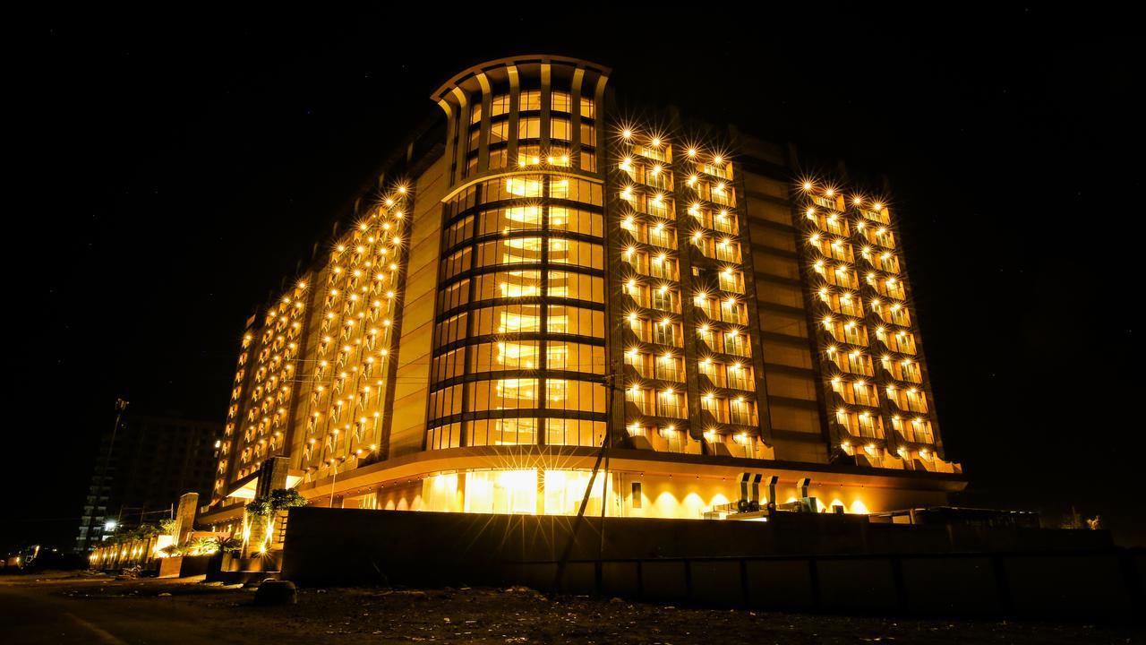 Hotel The Weekend Address Surat Exterior foto