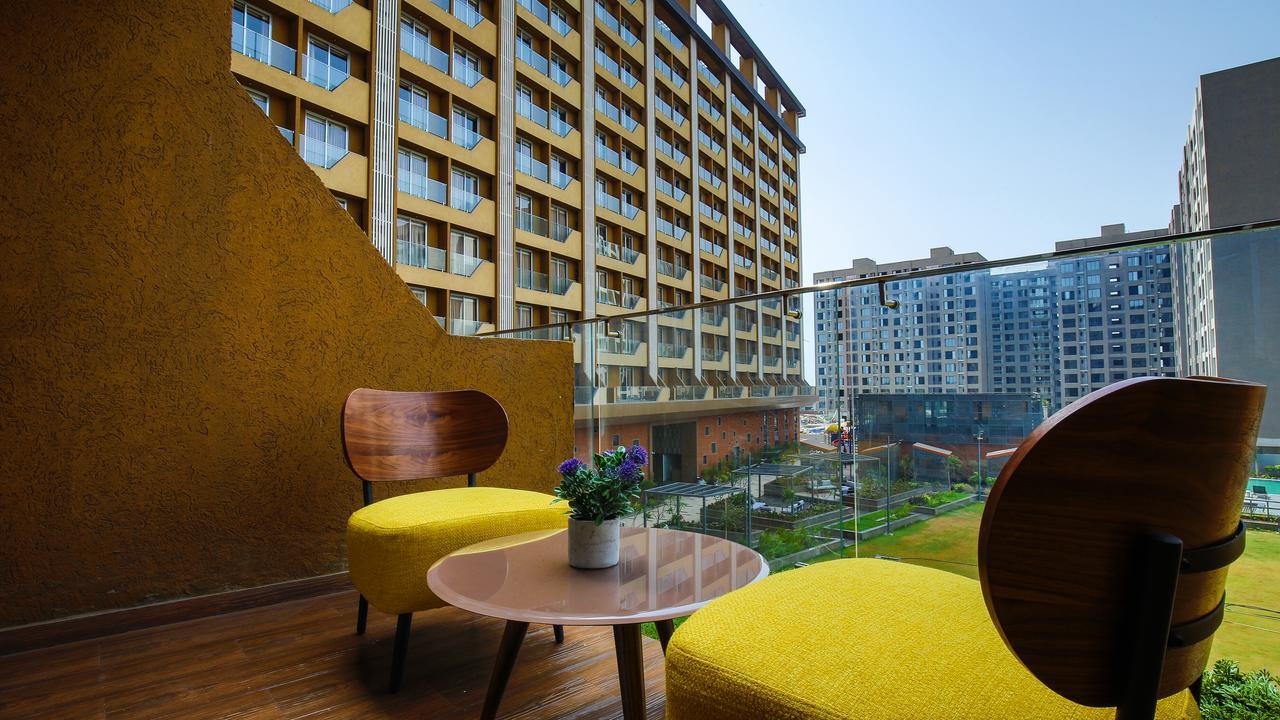 Hotel The Weekend Address Surat Exterior foto