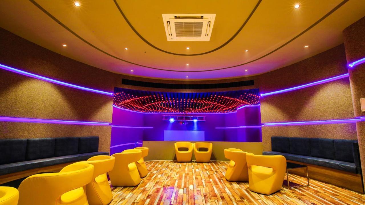 Hotel The Weekend Address Surat Exterior foto