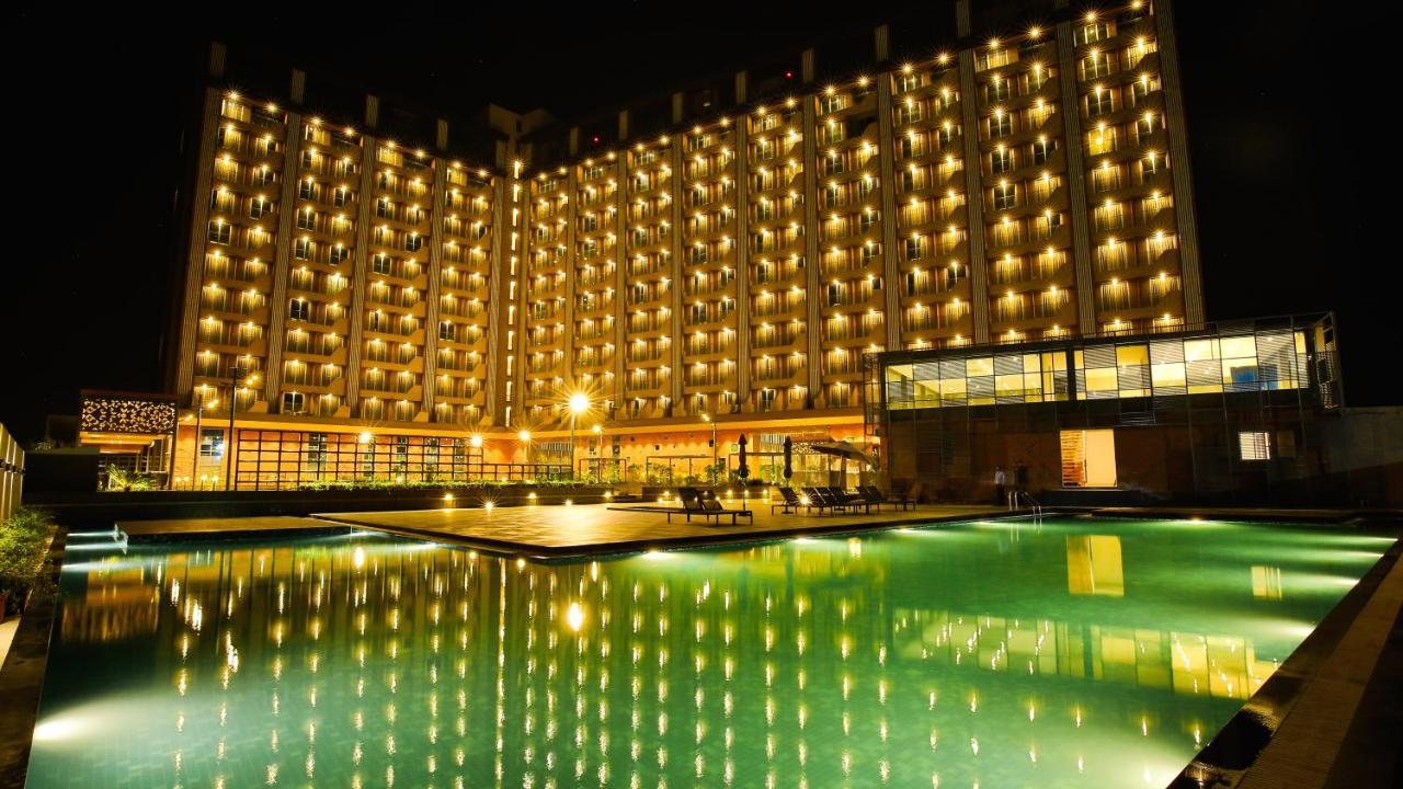 Hotel The Weekend Address Surat Exterior foto